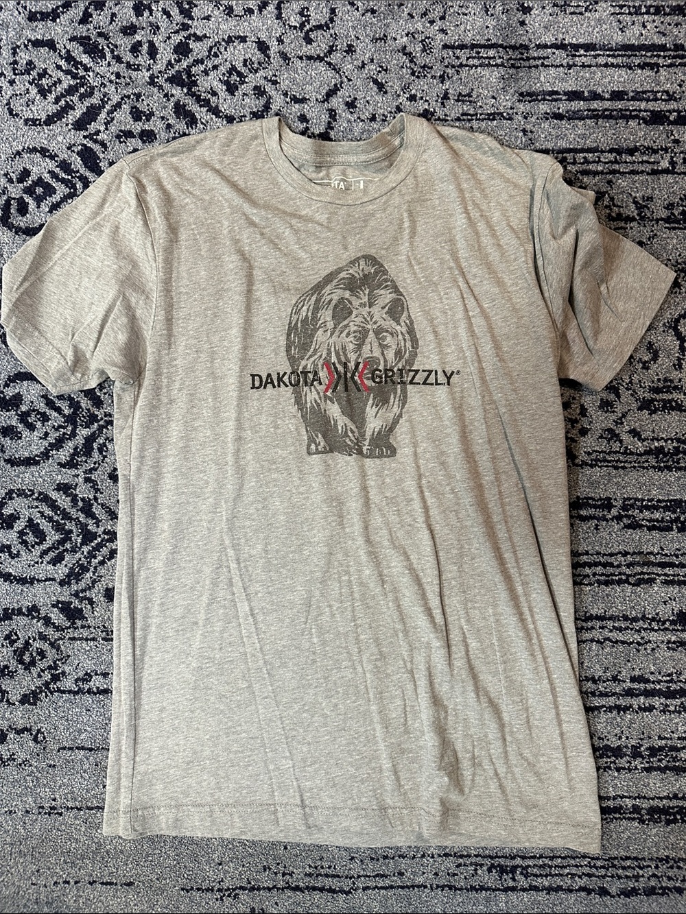 NWOT DAKOTA GRIZZLY Men's Gray Graphic T-Shirt SIZE LARGE